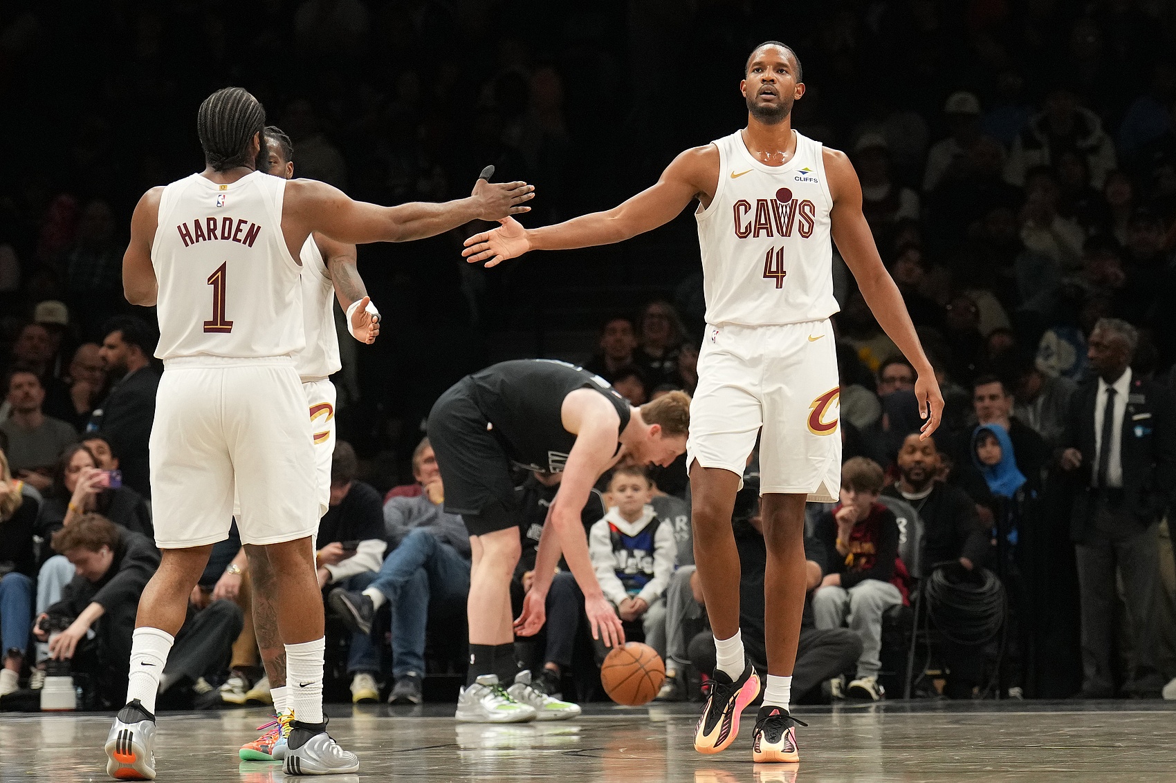 星亿娱乐-媒体人：莫布里基本属于不会投篮 米切尔哈登肯定能看出&amp;但不会说